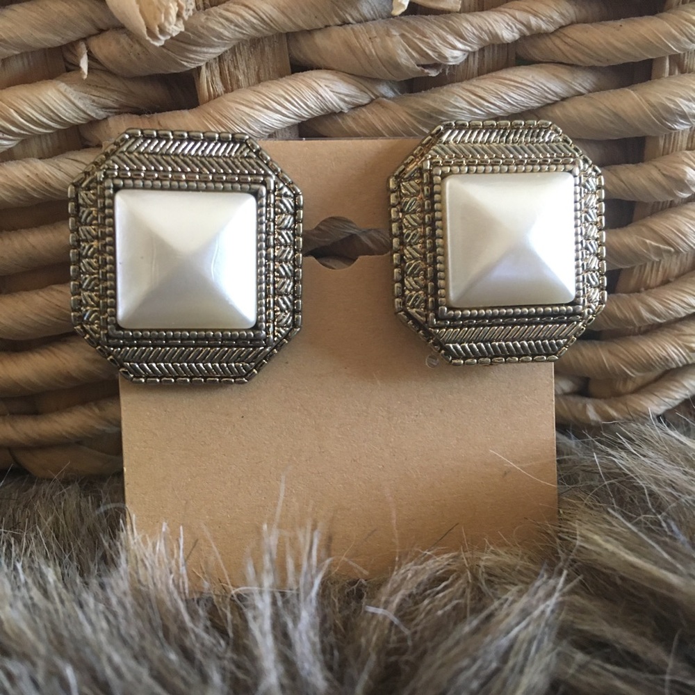 Vintage pearlescent antique gold tone clip earring